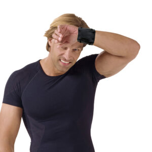Sporty man wears pulse cooler from E.Cooline color black