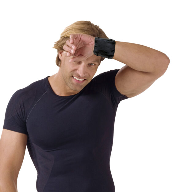 Sporty man wears pulse cooler from E.Cooline color black