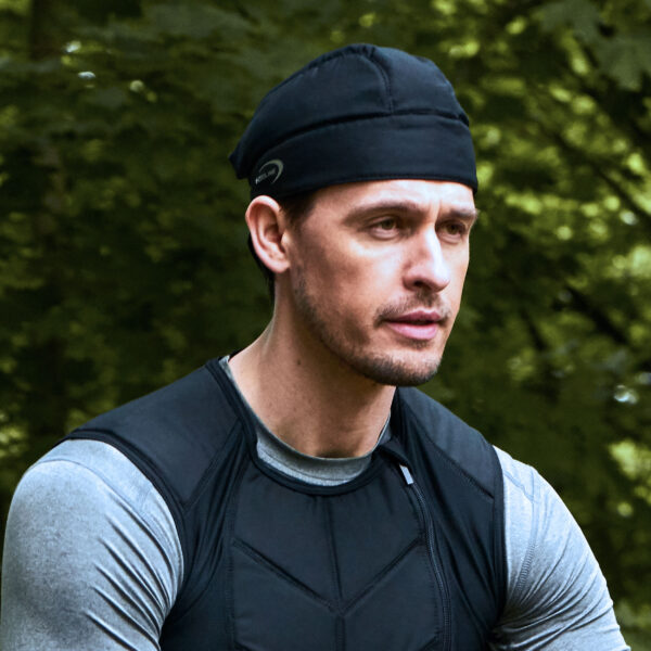 Man wears cooling bandana from E.COOLINE in color blue