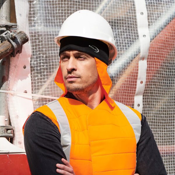 Construction worker wears cooling bandana SX3 with neck protection from E.COOLINE under his helmet