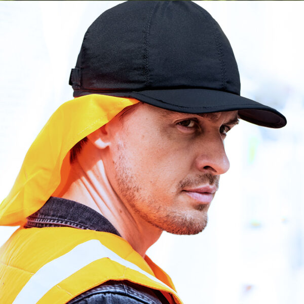 Man wears cooling baseball cap with neck protection from E.COOLINE