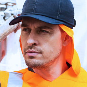 Man wears cooling baseball cap with neck protection from E.COOLINE