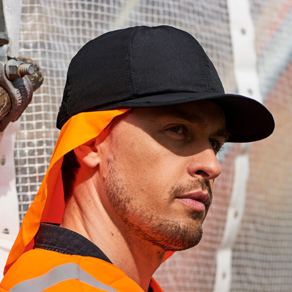 Man wears cooling baseball cap with neck protection from E.COOLINE