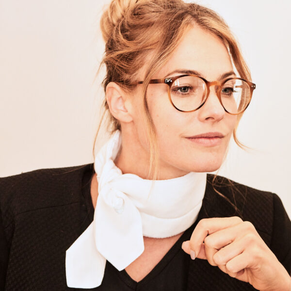 Businesswoman wears cooling scarf from E.COOLINE in color white