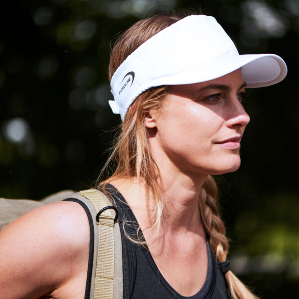 Sporty woman wears cooling sun shield by E.COOLINE in color white