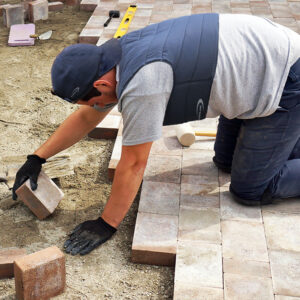 Craftsman wears cooling vest from E.COOLINE in color blue
