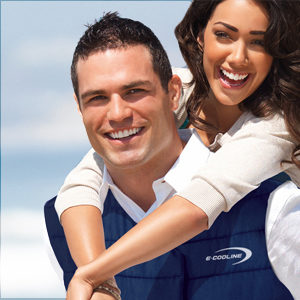 Attractive man wears cooling vest from E.COOLINE in color blue and is embraced by woman