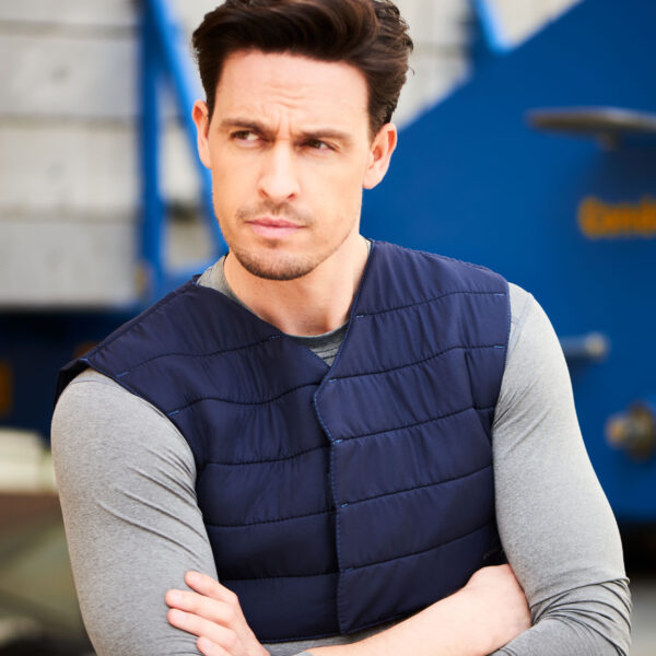 Sporty man wears cooling vest from E.COOLINE in color blue