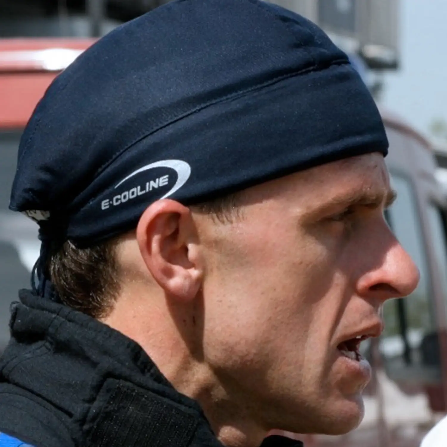 Feuerwehrmann trägt kühlendes Bandana von E.COOLINE in Farbe blau