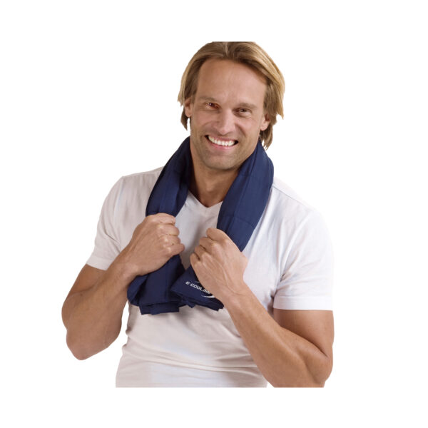 Man has a cooling blanket from E.COOLINE around his neck