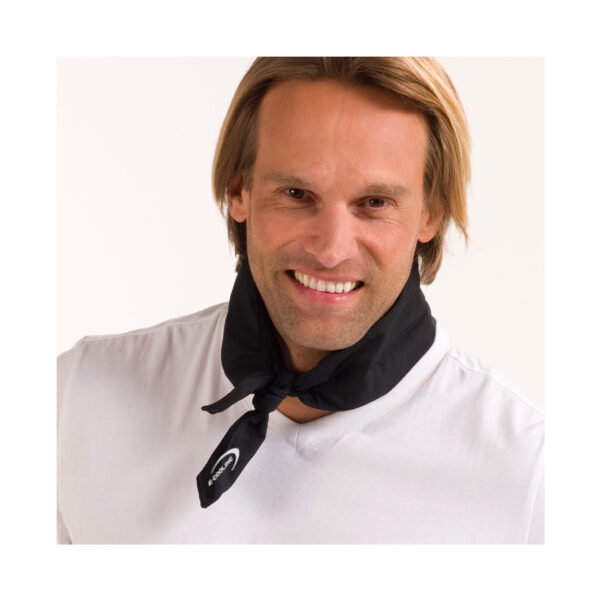 Sporty man wears cooling scarf from E.COOLINE in color black