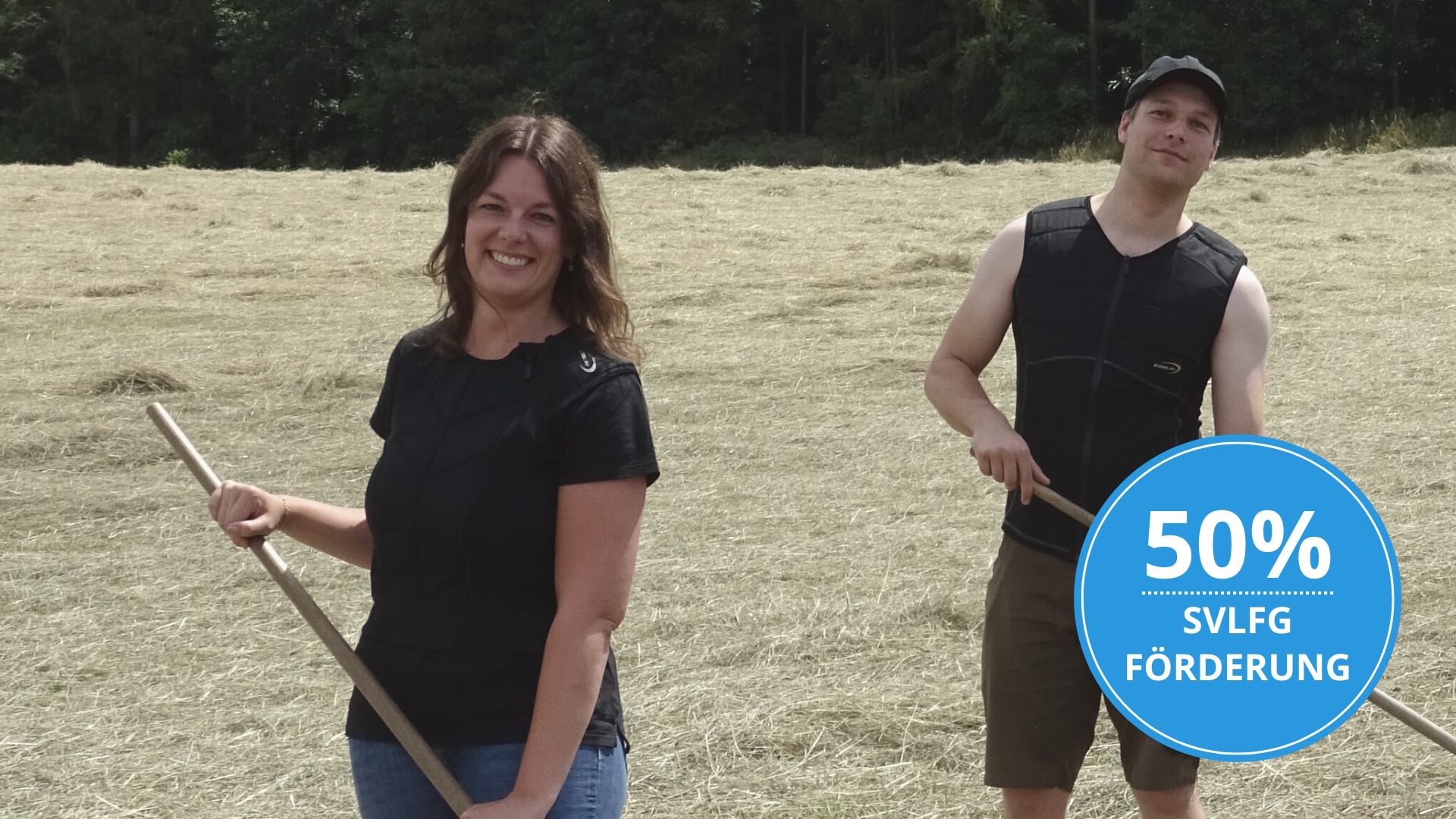 Junge Frau und junger Mann mit E.COOLINE Kühlwesten bei der Heuernte in der Landwirtschaft. Button 50% SVLFG Förderung