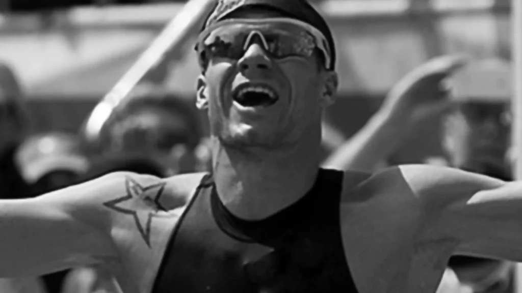 Per Bittner jubelt nach dem Triathlonsieg