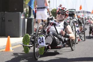 Stefan Kretzschmar im Handbike ausgestattet mit E.COOLINE Kühlkleidung