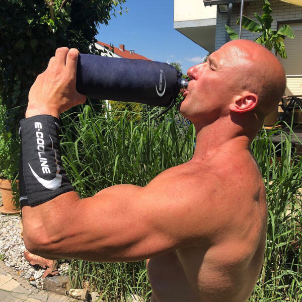 Man drinks from cooler bag for drinks from E.COOLINE