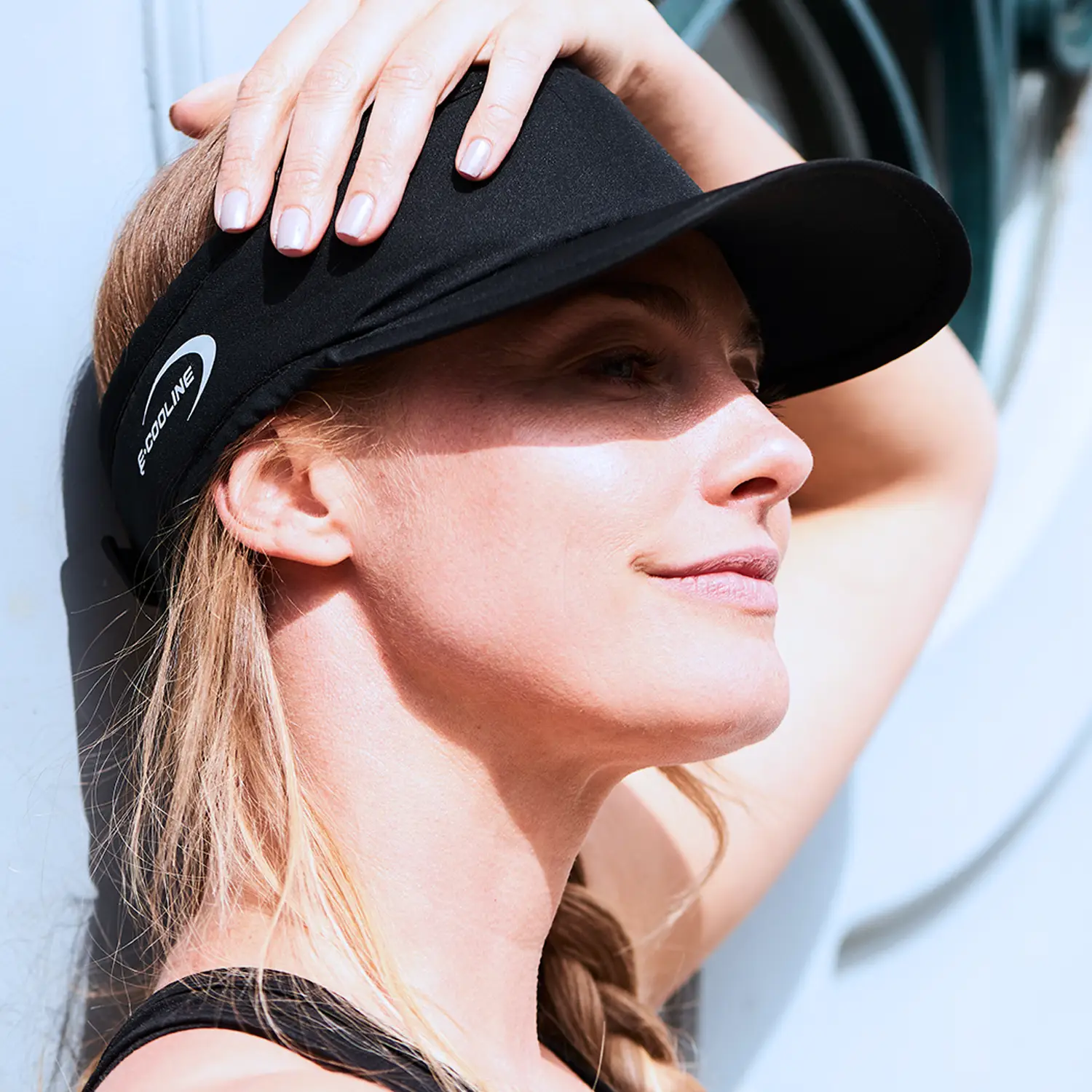 Frau trägt kühlenden SunVisor in schwarz von E.Cooline