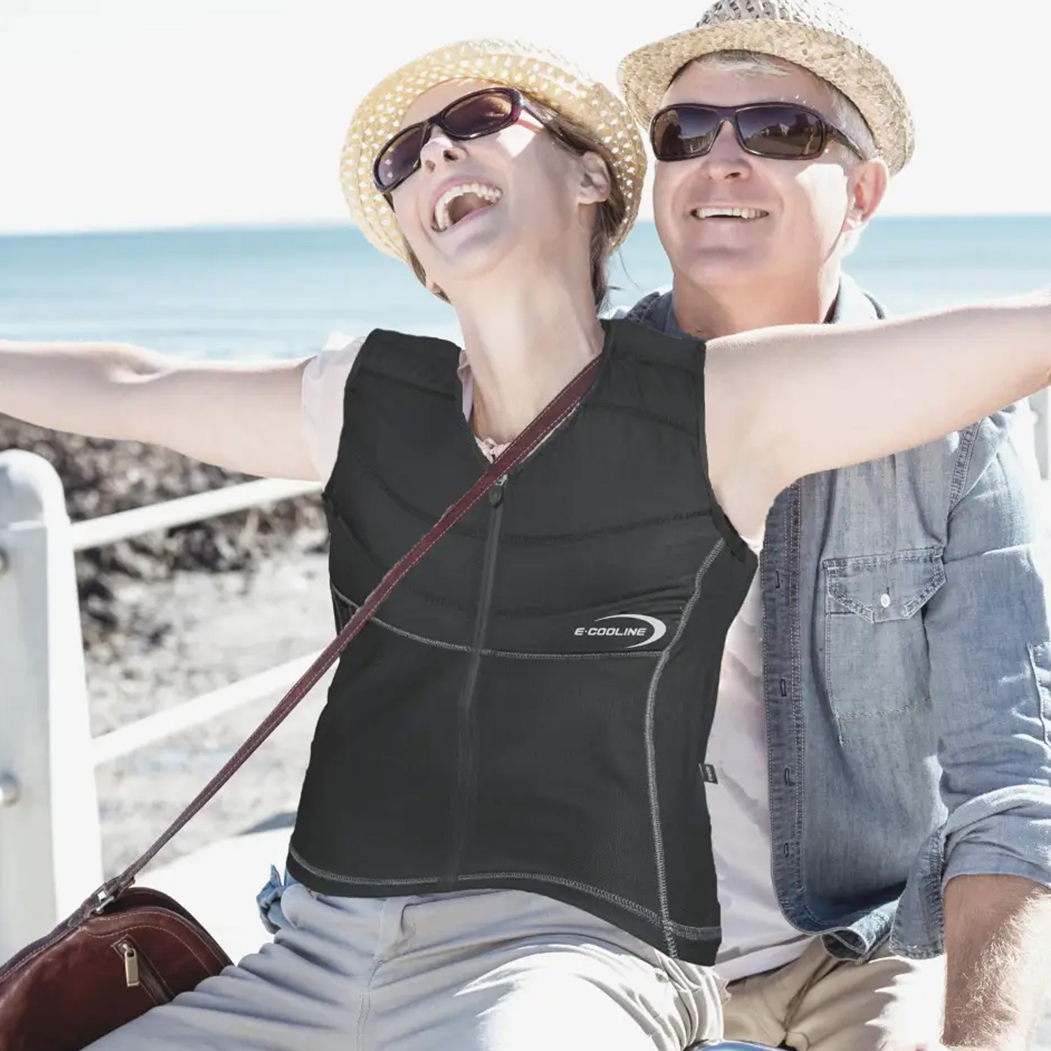 Repower Cooling Shirt Vest by E.COOLINE – Woman and Man Cycling on the Beach – 2.jpg ChatGPT fragen Couple at the beach – Woman wearing E.COOLINE Repower Cooling Shirt Vest in black – Medical device